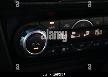 Digitales elektronisches Doppelklimatisierungs- und Heizsystem in einem Automobilwagen mit Drehknöpfen zur Einstellung der Temperatur der Luft, die durch Lüfter kommt Stockfoto