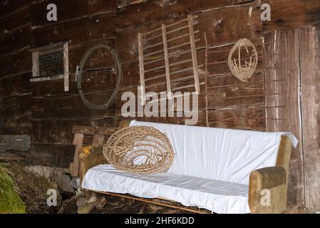 Holzwand einer alten Almhütte im Schnee Stockfoto