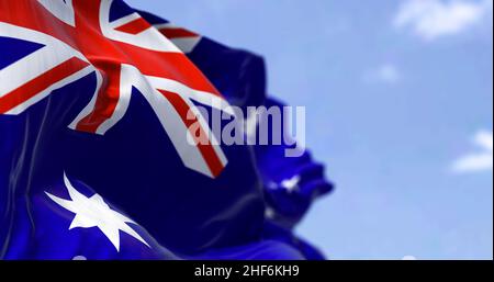 Detaillierte Nahaufnahme der Nationalflagge Australiens, die an einem klaren Tag im Wind winkt. Demokratie und Politik. Australischer Kontinent. Selektiver Fokus. Stockfoto