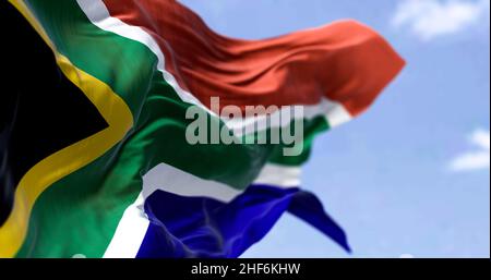 Detaillierte Nahaufnahme der Nationalflagge Südafrikas, die an einem klaren Tag im Wind winkt. Demokratie und Politik. Afrikanisches Land. Selektiver Fokus. Se Stockfoto