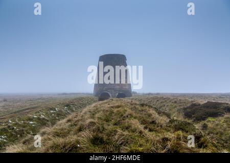 Ein alter nicht mehr verwendeter Ofen auf den Mooren über Cumbria, der zuvor in den Bleiminen verwendet wurde Stockfoto