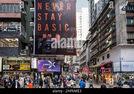 Hongkong, China. 1st Dez 2021. Fußgänger kommen an der japanischen Kamerahersteller-Marke Sony vorbei, die auf einer großen kommerziellen Werbetafel in Hongkong für ihre spiegellose Kamera Sony Alpha A74 (IV) wirbt. (Bild: © Budrul Chukrut/SOPA Images via ZUMA Press Wire) Stockfoto