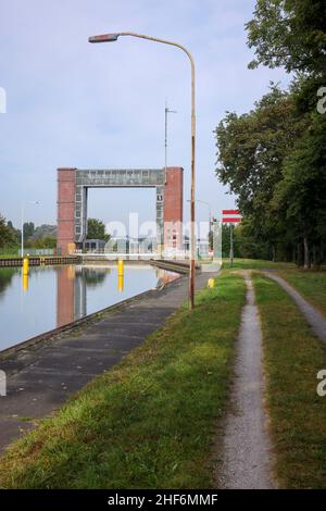 Waltrop, Nordrhein-Westfalen, Deutschland, Schiffshebewerk Waltrop. Hier wurde 1962 der neue Aufzug aus dem Jahr 2005 stillgelegt. Die vier Abstiegsanlagen am Übergang des Rhein-Herne-Kanals vom Dortmund-Ems-Kanal (Vorderseite) werden als Waltrop-Schleusenpark bezeichnet. Das einzige Hubsystem, das in Betrieb ist, ist das Neue Schloss, das 1989 zwischen dem alten Schachtschloss und dem neuen Aufzug gebaut wurde. Stockfoto