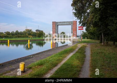 Waltrop, Nordrhein-Westfalen, Deutschland, Schiffshebewerk Waltrop. Hier wurde 1962 der neue Aufzug aus dem Jahr 2005 stillgelegt. Die vier Abstiegsanlagen am Übergang des Rhein-Herne-Kanals vom Dortmund-Ems-Kanal (Vorderseite) werden als Waltrop-Schleusenpark bezeichnet. Das einzige Hubsystem, das in Betrieb ist, ist das Neue Schloss, das 1989 zwischen dem alten Schachtschloss und dem neuen Aufzug gebaut wurde. Stockfoto