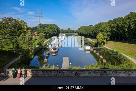 Waltrop, Nordrhein-Westfalen, Deutschland, Schiffshebewerk Waltrop. Hier Boote im Unterwasser des alten alten Schachtschlosses. Die vier Abstiegsanlagen am Ast des Rhein-Herne-Kanals (hinten) vom Dortmund-Ems-Kanal sind als Waltrop-Schleusenpark bekannt. Das einzige Hubsystem, das in Betrieb ist, ist das Neue Schloss, das 1989 zwischen dem alten Schachtschloss und dem neuen Aufzug gebaut wurde. Stockfoto