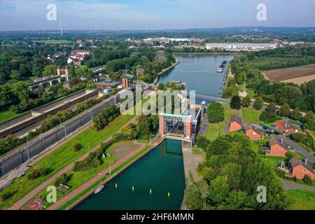 Waltrop, Nordrhein-Westfalen, Deutschland, Schiffshebewerk Waltrop. Die vier Abstiegsanlagen am Übergang des Rhein-Herne-Kanals (hinten) vom Dortmund-Ems-Kanal (vorne) werden als Waltrop-Schleusenpark bezeichnet. Davor wurde der neue Aufzug 2005 stillgelegt. Das einzige Hubsystem, das in Betrieb ist, ist das Neue Schloss, das 1989 zwischen dem alten Schachtschloss und dem neuen Aufzug gebaut wurde. Stockfoto