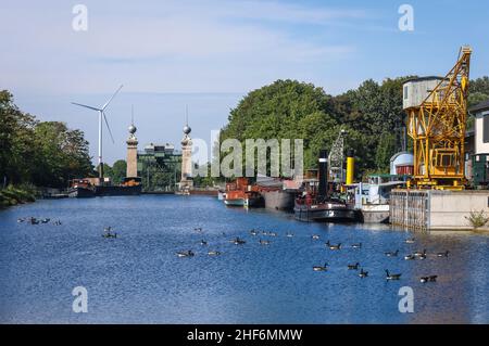 Waltrop, Nordrhein-Westfalen, Deutschland, Schiffshebewerk Waltrop. Hier der LWL Industriemuseum Schiffslift Henrichenburg vom Oberwasser aus gesehen. Die vier Abstiegsanlagen am Abzweig des Rhein-Herne-Kanals vom Dortmund-Ems-Kanal sind als Waltrop-Schleusenpark bekannt. Das einzige Hubsystem, das in Betrieb ist, ist das Neue Schloss, das 1989 zwischen dem alten Schachtschloss und dem neuen Aufzug gebaut wurde. Stockfoto