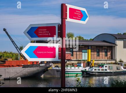 Waltrop, Nordrhein-Westfalen, Deutschland, Schiffshebewerk Waltrop. Schilder auf dem Gelände LWL Industriemuseum Schiffshebewerk Henrichenburg. Die vier Abstiegsanlagen am Abzweig des Rhein-Herne-Kanals vom Dortmund-Ems-Kanal sind als Waltrop-Schleusenpark bekannt. Das einzige Hubsystem, das in Betrieb ist, ist das Neue Schloss, das 1989 zwischen dem alten Schachtschloss und dem neuen Aufzug gebaut wurde. Stockfoto