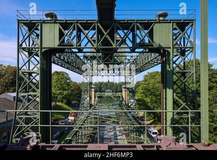 Waltrop, Nordrhein-Westfalen, Deutschland, Schiffshebewerk Waltrop. Hier der LWL Industriemuseum Schiffslift Henrichenburg vom Oberwasser aus gesehen. Die vier Abstiegsanlagen am Abzweig des Rhein-Herne-Kanals vom Dortmund-Ems-Kanal sind als Waltrop-Schleusenpark bekannt. Das einzige Hubsystem, das in Betrieb ist, ist das Neue Schloss, das 1989 zwischen dem alten Schachtschloss und dem neuen Aufzug gebaut wurde. Stockfoto