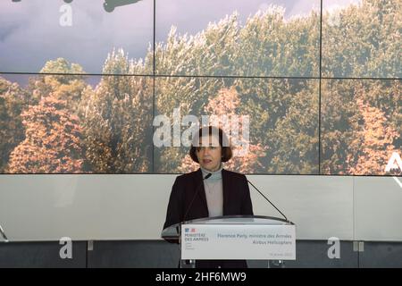 Marignane, Frankreich. 14th Januar 2022. Florence Parly wird im Airbus Helicopters Werk eine Rede halten.die Verteidigungsministerin Florence Parly besucht das Airbus Helicopters Werk in Marignane. Sie hat einen Vertrag über die Bestätigung des Erwerbs von 30 neuen NH160 Hubschraubern mit dem Spitznamen „guépard“ offiziell unterzeichnet. Dieser Auftrag setzt die Beschäftigung des Industriestandortes für mindestens 15 Jahre fort. (Foto: Laurent Coust/SOPA Images/Sipa USA) Quelle: SIPA USA/Alamy Live News Stockfoto