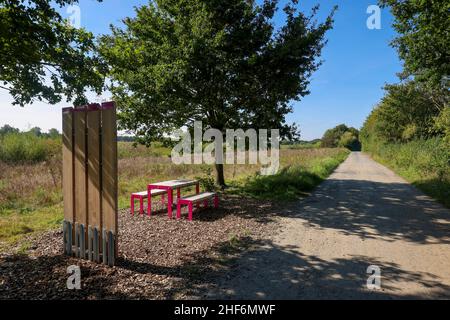 Datteln, Nordrhein-Westfalen, Deutschland, Lippe, Fluss- und Auenentwicklung der Lippe am Haus Vogelsang. Rastplatz am Wanderweg. Der Fernwanderweg hohe Mark Steig führt durch die neu gestalteten Lippeauen. Stockfoto