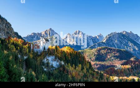 Schloss Neuschwanstein an einem sonnigen Herbsttag vor einer wilden Berglandschaft. Allgäuer Alpen, Bayern, Deutschland, Europa Stockfoto