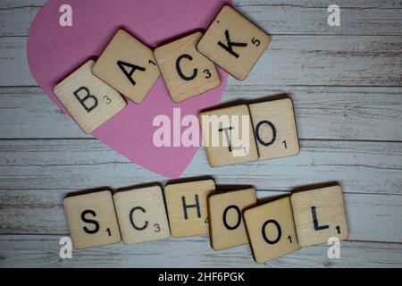 Back to School Konzept. Zurück in die Schule geschrieben auf scrabble Buchstaben auf einem rustikalen hölzernen Hintergrund. Vorbereitung auf die Rückkehr zur Schule nach den s Stockfoto