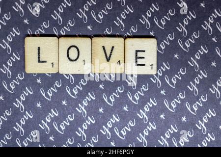 Liebe und Romantik Konzept. Love schrieb auf Scrabble spielen Würfel auf einem lila Ich liebe dich Hintergrund. Valentinstag, romantisches Konzept, Geselligkeit Stockfoto