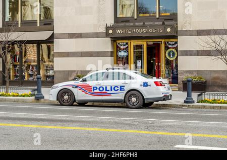 Ein Polizeifahrzeug parkte vor einem Geschenkeladen des Weißen Hauses in der Innenstadt von Washington DC, VA, USA Stockfoto