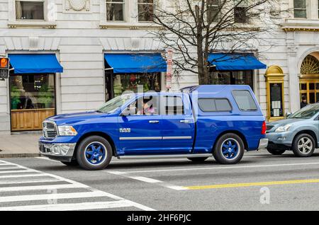 Blue Dodge RAM 1500 Truck on the Road in Washington DC, VA, USA. Urbane Straßenfotografie. American Automotive Stockfoto