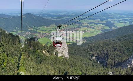 Downhillansicht von einer Seilbahn von der Chiemgau Kampenwand hinunter zur Stadt Aschau im südbayerischen alpenraum Stockfoto