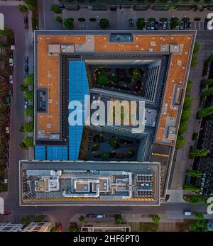 Luftaufnahme eines Bürogebäudes mit moderner Architektur, direkt von oben aufgenommen als Draufsicht über ein Finanzviertel in der Innenstadt von München Stockfoto