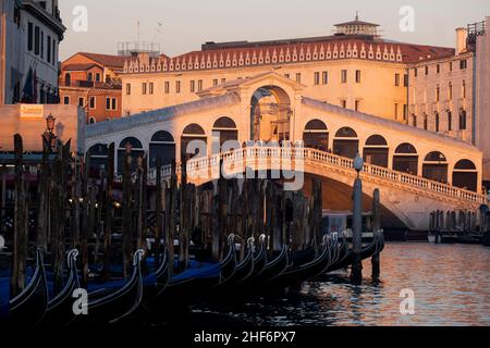 Rialtobrücke über den Gran Kanal in VenedigItalien 14. Januar 2022 Stockfoto