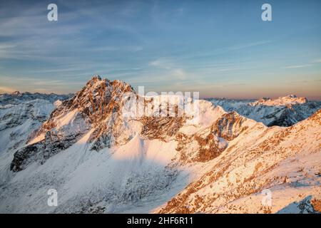 Sonnenaufgang auf dem winterlich schneebedeckten Rauhhorn und dem Großen Daumen. Allgäuer Alpen, Tirol, Österreich, Bayern, Deutschland, Europa Stockfoto