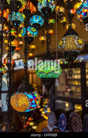 Bunte handgemachte Mosaiklampen im türkischen Stil, die vor einem Lampenladen in der Altstadt von Dubai, VAE, hängen Stockfoto