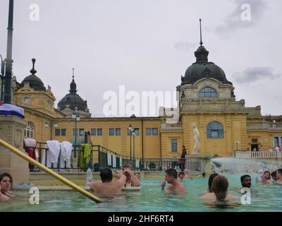 Budapest, Ungarn - 11th. März 2018: Szechenyi Bad & Pool, die Meistbesuchte und viel gepriesene Attraktion in Budapest. Der neobarocke Palast ist loca Stockfoto