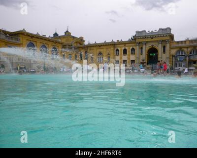 Budapest, Ungarn - 11th. März 2018: Szechenyi Bad & Pool, die Meistbesuchte und viel gepriesene Attraktion in Budapest. Der neobarocke Palast ist loca Stockfoto