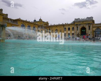 Budapest, Ungarn - 11th. März 2018: Szechenyi Bad & Pool, die Meistbesuchte und viel gepriesene Attraktion in Budapest. Der neobarocke Palast ist loca Stockfoto