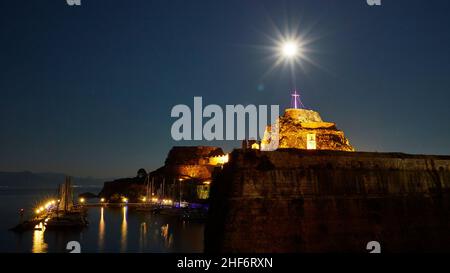 Griechenland, Griechische Inseln, Ionische Inseln, Korfu, Korfu-Stadt, Alte Festung, Nachtaufnahme, Vollmond mit Heiligenschein über der alten Festung, Festung künstlich beleuchtet Stockfoto