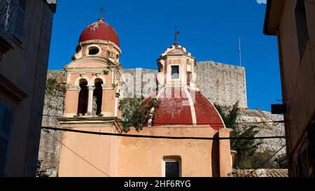 Griechenland, Griechische Inseln, Ionische Inseln, Korfu, Korfu-Stadt, Altstadt, Blick durch eine Gasse hinauf zur Neuen Festung im Hintergrund, zwei rote Kirchtürme in der Mitte Stockfoto