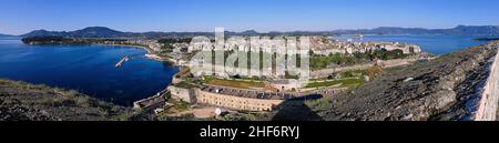 Griechenland, Griechische Inseln, Ionische Inseln, Korfu, Korfu-Stadt, Alte Festung, 180 – Grad Panoramabild, Blick von der Festung auf Korfu-Stadt und Teile der Festung, blauer Himmel Stockfoto