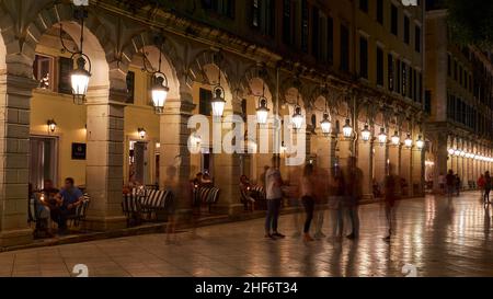 Griechenland, griechische Inseln, Ionische Inseln, Korfu, Korfu Stadt, Altstadt, Nachtaufnahme, Liston Promenade, nasser Boden, verwackelte Fußgänger, Torbögen, Laternen Stockfoto