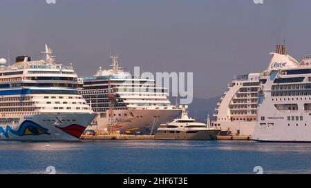 Griechenland, Griechische Inseln, Ionische Inseln, Korfu, Korfu-Stadt, Hafen, Kreuzschiffe, alte Festung, drei große Kreuzschiffe im Ausschnitt, dicht, davor eine kleinere Luxusyacht Stockfoto