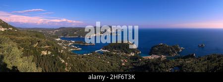 Griechenland, griechische Inseln, Ionische Inseln, Korfu, Nordwest, Paleokastritsa, Blick auf die Küste und die Buchten von Paleokastritsa, Panoramafoto, Landschaft grün, blauer Himmel, wenige Wolken, Meer dunkelblau Stockfoto