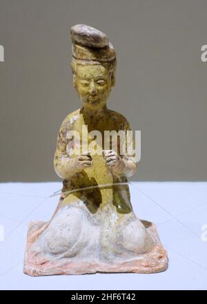 Sitzende Musikerinnen, Figur 2 von 6, China, Tang-Dynastie, 7th. Jahrhundert n. Chr., Strohglasur mit gemaltem Ornament Stockfoto