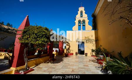 Griechenland, griechische Inseln, Ionische Inseln, Korfu, Nordwest, Paleokastritsa, Klosterhof, Blick auf Kirchturm und Eingangstor, blauer Himmel Stockfoto