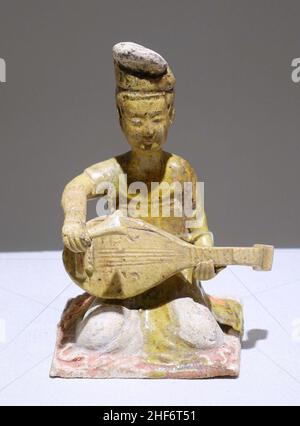 Sitzende Musikerinnen, Figur 4 von 6, China, Tang-Dynastie, 7th. Jahrhundert n. Chr., Strohglasur mit gemaltem Ornament Stockfoto