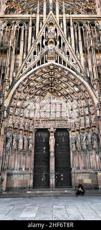 Hohes gotisches Hauptportal der Westfassade am Straßburger Münster, Straßburg, Elsass, Frankreich Stockfoto