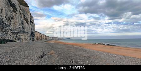 Die senkrechten Kreidefelsen sind charakteristisch für die Cote d'Albatre, Quiberville Plage, Frankreich, die Normandie, Stockfoto