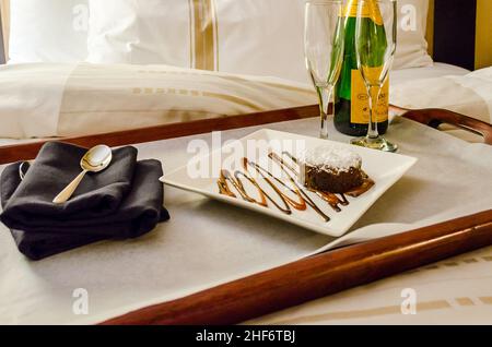 Champagner und Brownies Dessert in einem Hotelzimmer in Washington DC, VA, USA Stockfoto