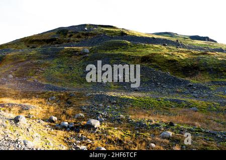 Wunderschöner ruhiger Hintergrund mit Bergfelsen, Moos und schwarzen vulkanischen Island-Steinen. Konzept für Achtsamkeit, Entspannung, Freiheit, allein, Raum. N Stockfoto