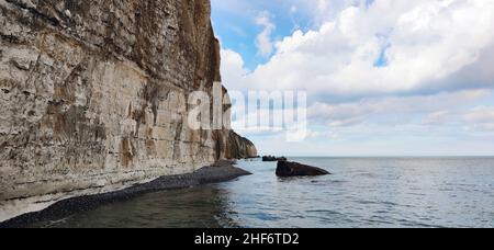 Bei Flut am Mittag sind die vertikalen Kreidefelsen charakteristisch für die Cote d'Albatre, Quiberville Plage, Frankreich, die Normandie, Stockfoto