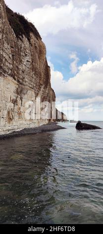 Bei Flut am Mittag sind die vertikalen Kreidefelsen charakteristisch für die Cote d'Albatre, Quiberville Plage, Frankreich, die Normandie, Stockfoto