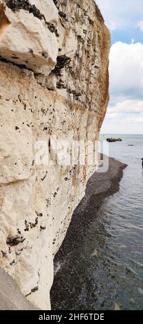 Bei Flut am Mittag sind die vertikalen Kreidefelsen charakteristisch für die Cote d'Albatre, Quiberville Plage, Frankreich, die Normandie, Stockfoto