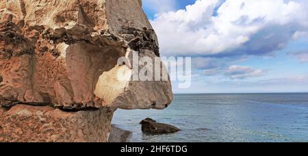 Bei Flut am Mittag sind die vertikalen Kreidefelsen charakteristisch für die Cote d'Albatre, Quiberville Plage, Frankreich, die Normandie, Stockfoto