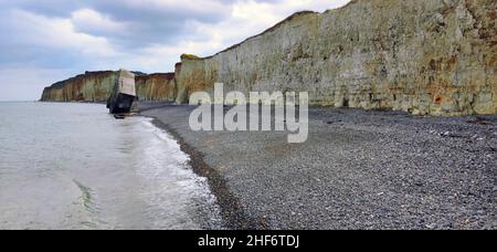 Die senkrechten Kreidefelsen sind charakteristisch für die Cote d'Albatre, Quiberville Plage, Frankreich, die Normandie, Stockfoto