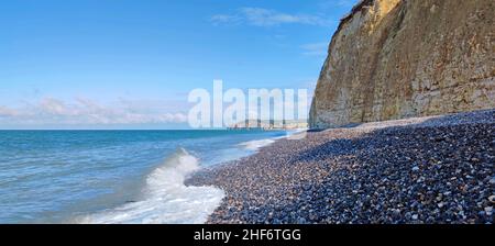 Die senkrechten Kreidefelsen sind charakteristisch für die Cote d'Albatre, Quiberville Plage, Frankreich, die Normandie, Stockfoto