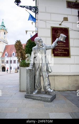 Bratislava, Slowakei - 14. März 19: Bronzestatue in der Altstadt von Bratislava. Schöner Náci , richtiger Name Ignác Lamár, Enkel eines Clowns lächelt und bringt Stockfoto