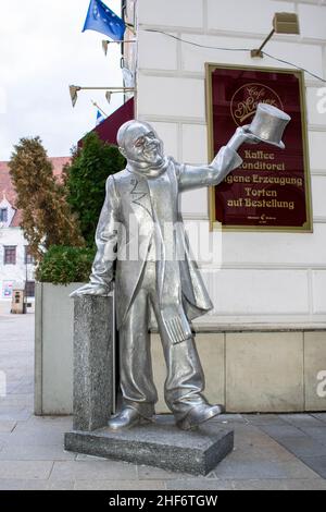 Bratislava, Slowakei - 14. März 19: Bronzestatue in der Altstadt von Bratislava. Schöner Náci , richtiger Name Ignác Lamár, Enkel eines Clowns lächelt und bringt Stockfoto