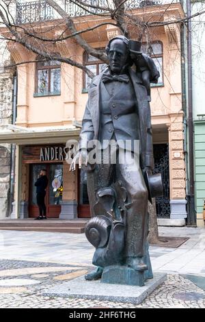 Bratislava, Slowakei - 14. März 19: Hans Christian Andersen Statue in der Altstadt, umgeben von einigen seiner berühmten Märchenfiguren. Es wird behauptet Stockfoto